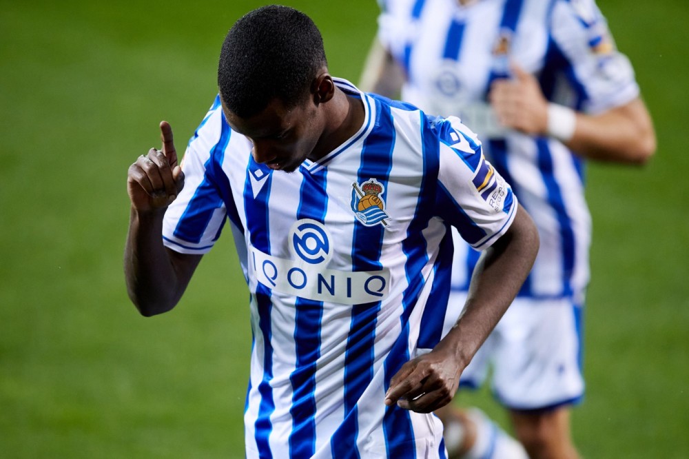 爱游戏体育官网-两度落后两度扳平风雨彩虹铿锵玫瑰